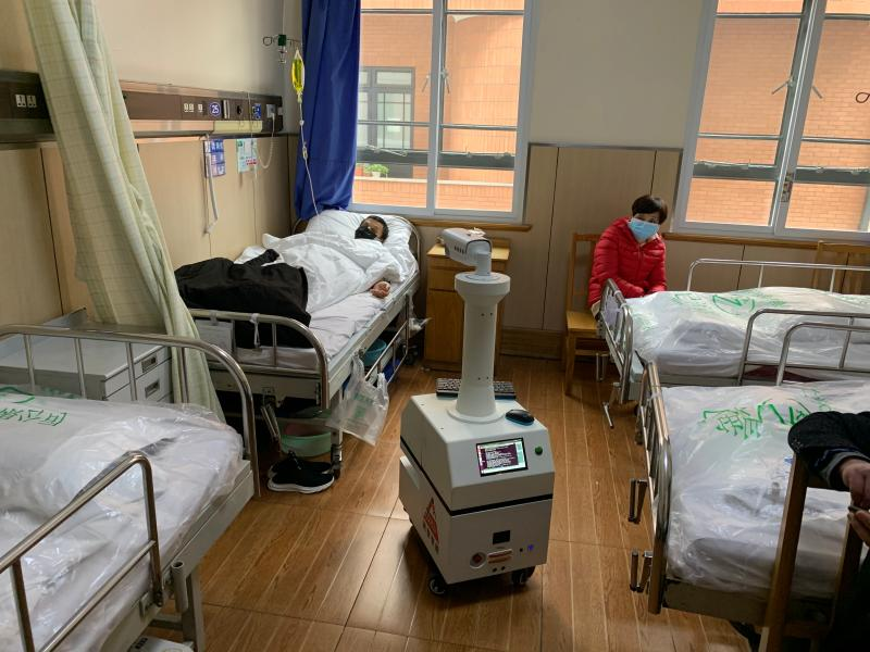 机器人“三剑客”！测体温、会送药、能消毒，就在闵行这里诞生……(图1)